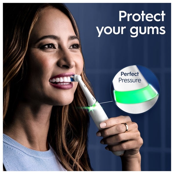 Oral B Oral B iO9 White Alabaster Electric Toothbrush with Charging Travel Case In vendita