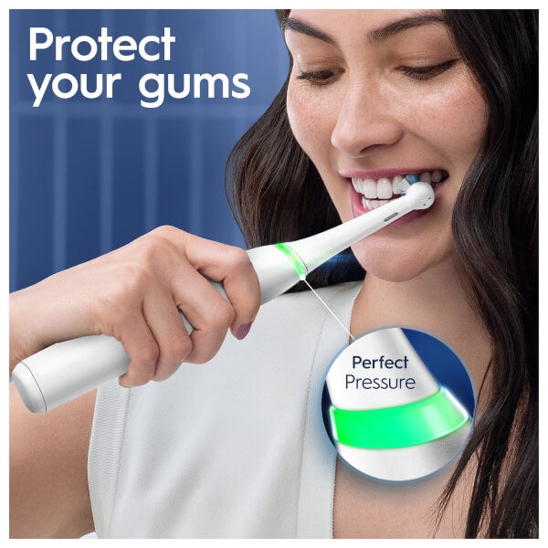 Oral B Oral B iO7 White Electric Toothbrush with Travel Case Duty-free