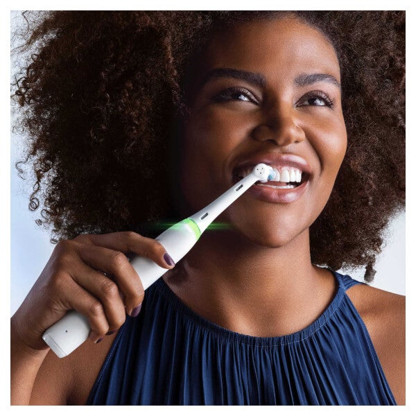 Oral B Oral-B iO4 White Electric Toothbrush with Travel Case 50% di sconto per tempo limitato