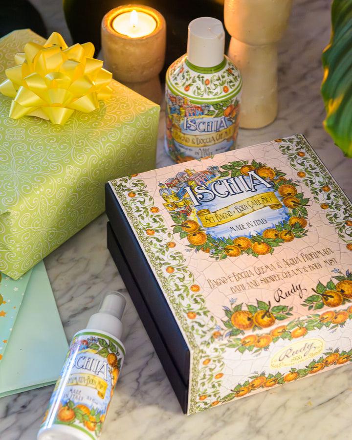 Rudy Profumi Scatola regalo con Bagno & Doccia Schiuma 250 mL + Acqua Profumata 100 mLLe Maioliche di RudyLinea Ischia In Vendita